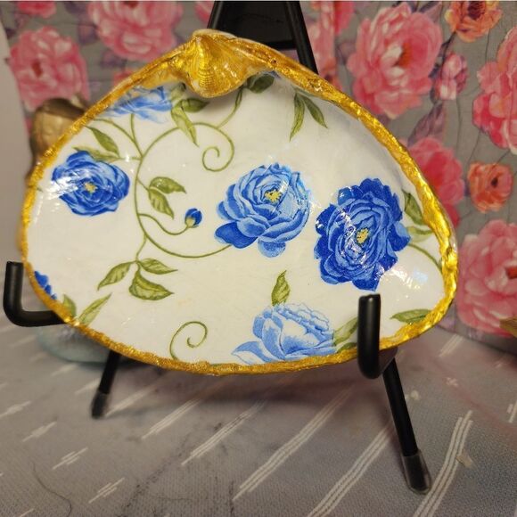 DECOUPAGE CLAM SHELL DECOUPAGE BLUE FLOWERS ON A CLAM SHELL TRINKET DISH - Picture 3 of 12